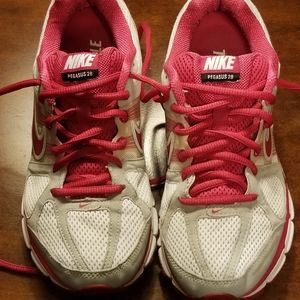 WOMEN'S NIKE PEGASUS 28 WALKING SHOES SZ.7